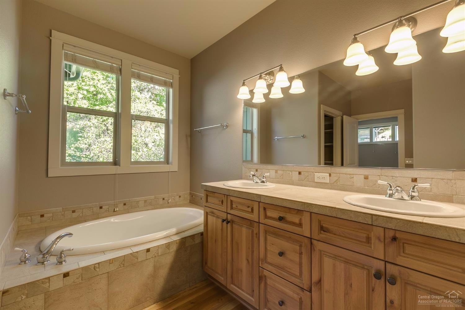 1955 Northwest Awbrey Road Bend, OR 97703 - Photo 8 of 15 Master Bathroom