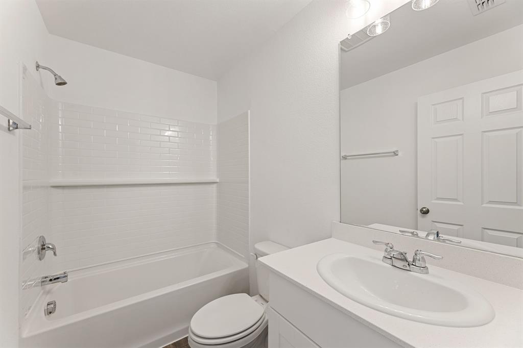816 Breakwater Drive Princeton, TX 75407 - Photo 9 of 30 a bathroom with a toilet a sink and a bathtub