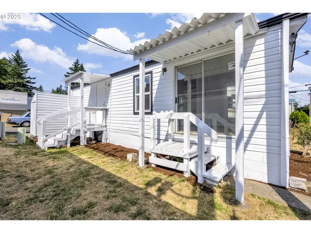 a view of a house with backyard