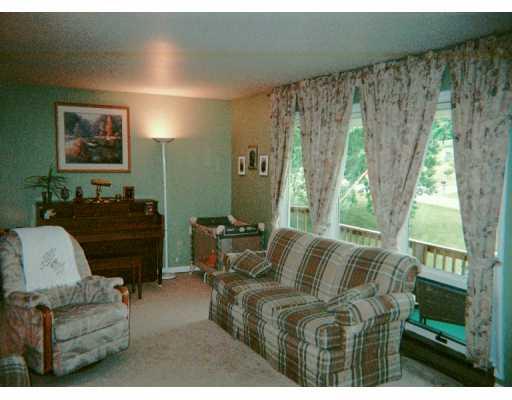 1127 Mellon Drive Rochester, PA 15074 - Photo 6 of 8 Living Room.