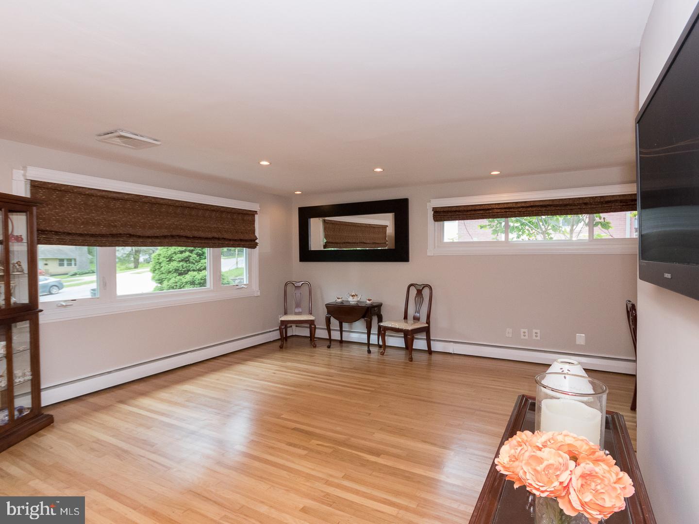 96 Verona Road Broomall, PA 19008 - Photo 2 of 25 Living Room