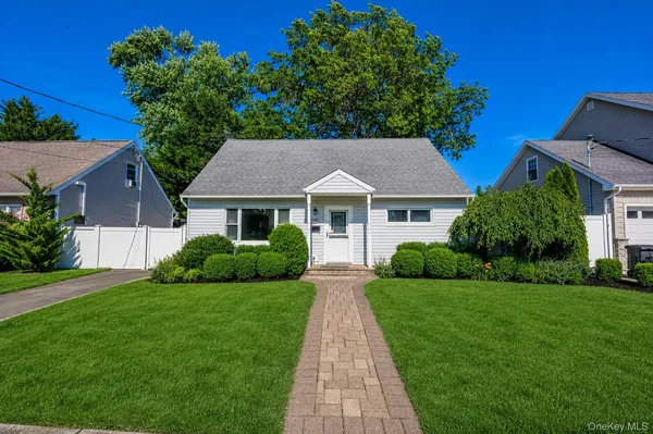 $639,000 | 2355 Penatiquit Avenue, Seaford, NY 11783