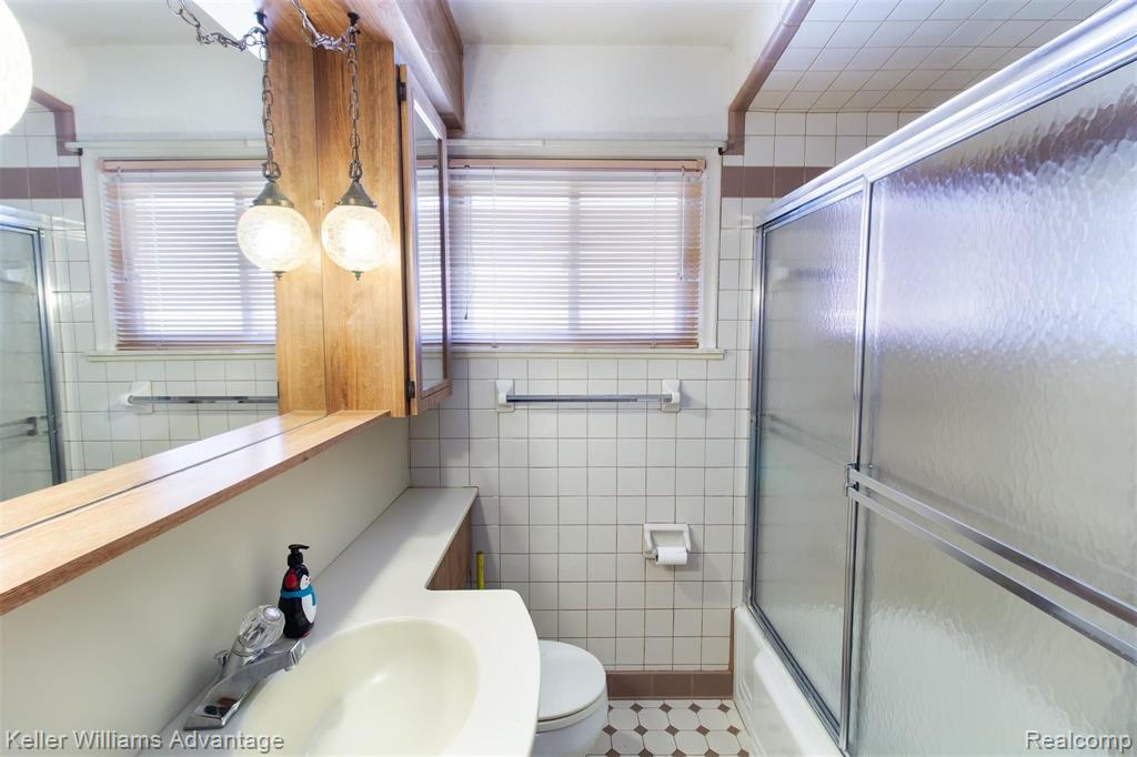 22960 Farmington Road Farmington, MI 48336 - Photo 15 of 32