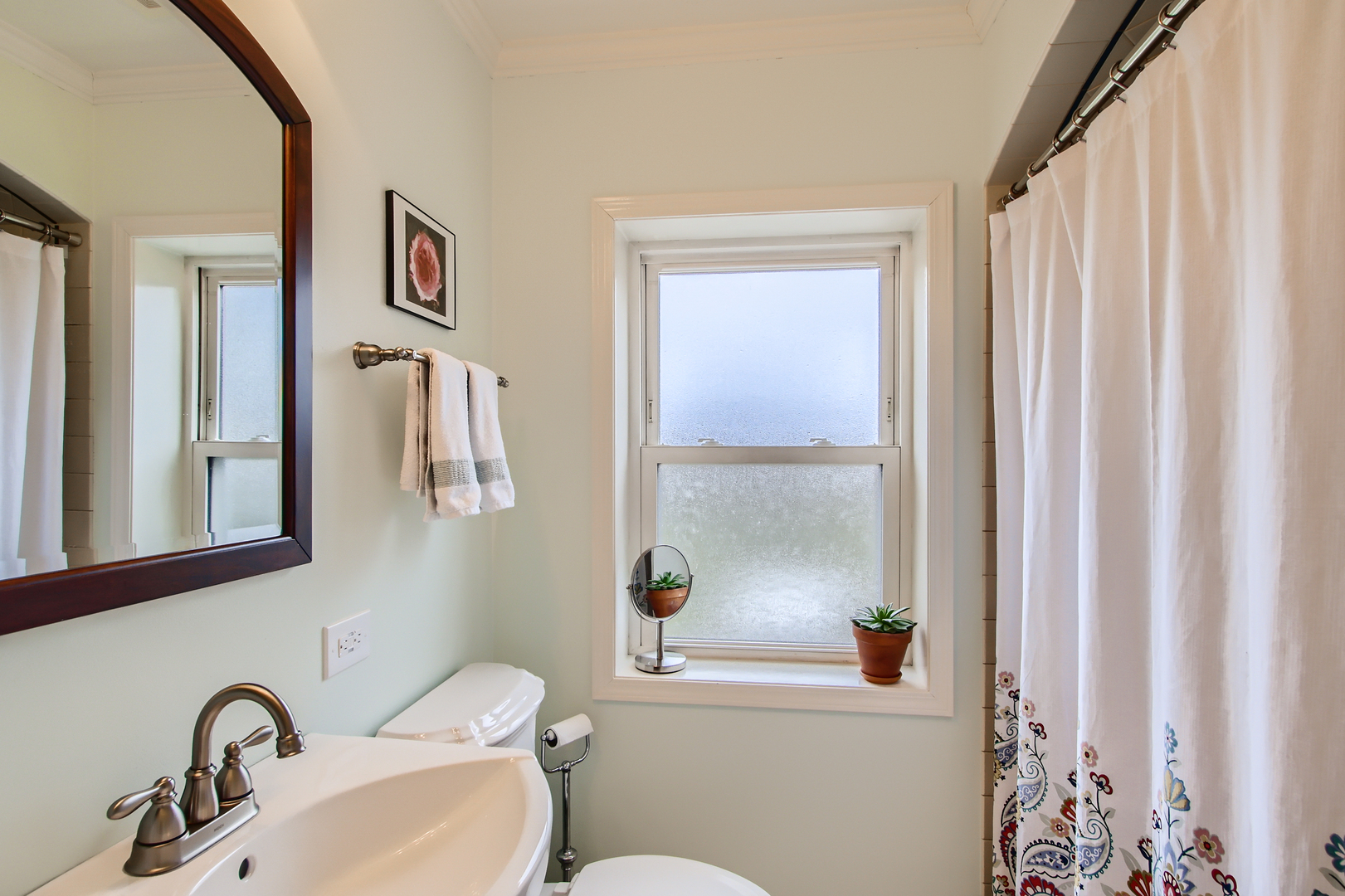 50 Northgate Road Riverside, IL 60546 - Photo 15 of 33 a bathroom with a toilet a sink and a mirror