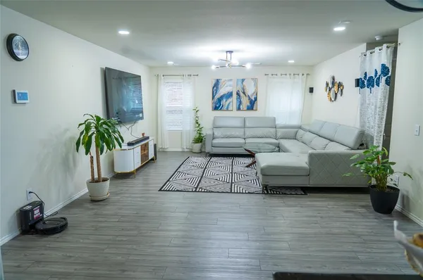 $2,050 | 415 Grenada Lk Drive, Princeton, TX 75407