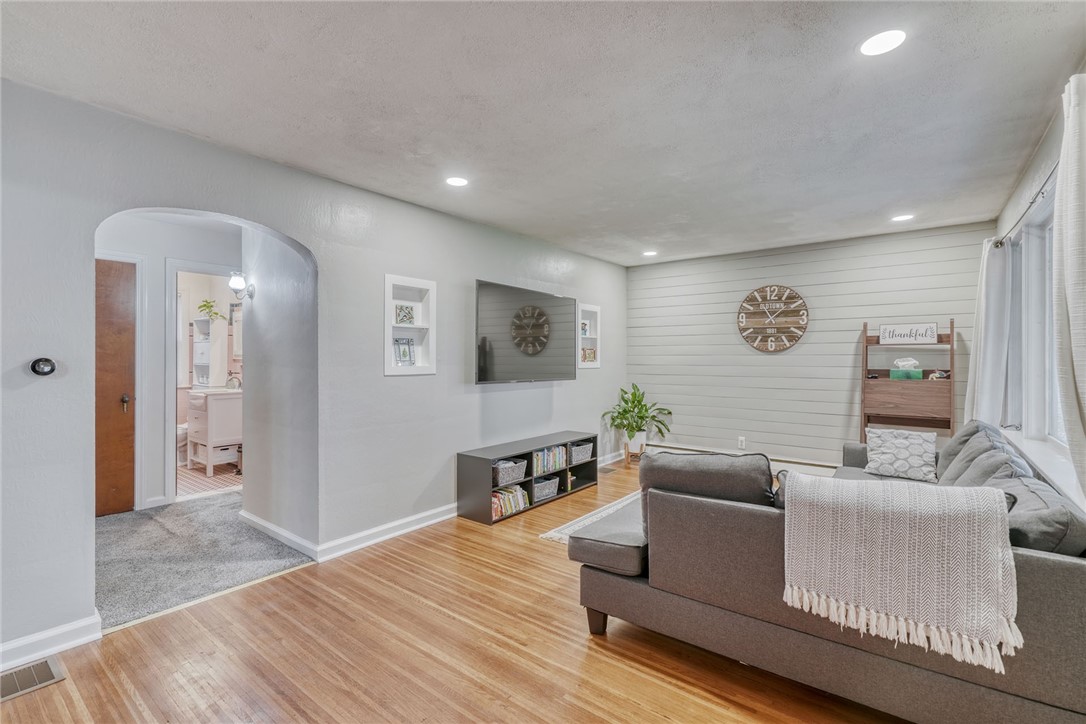 262 Garford Road Irondequoit, NY 14622 - Photo 7 of 42