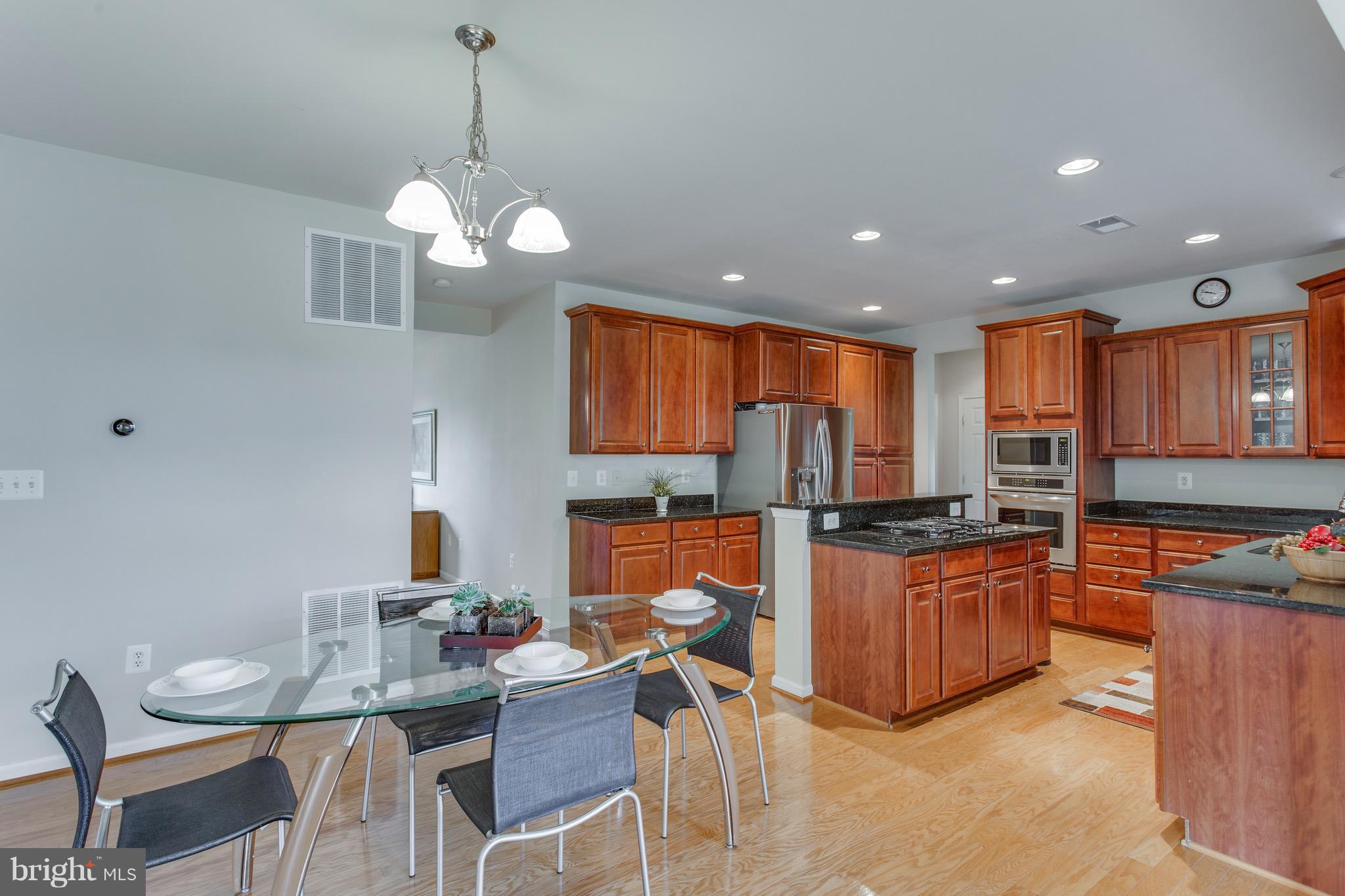 25868 Spring Farm Circle Chantilly, VA 20152 - Photo 8 of 30 Big Kitchen, With Breakfast area
