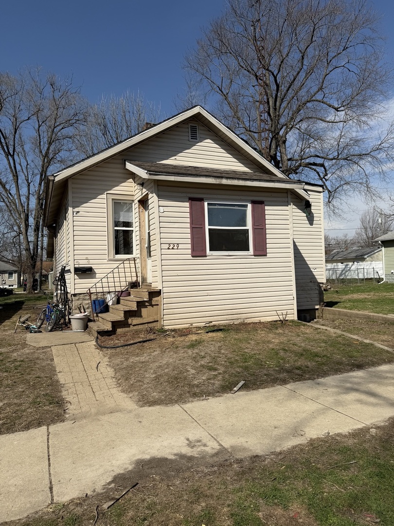 229 North 6th Avenue Kankakee, IL 60901 - Photo 5 of 16 a front view of a house with yard