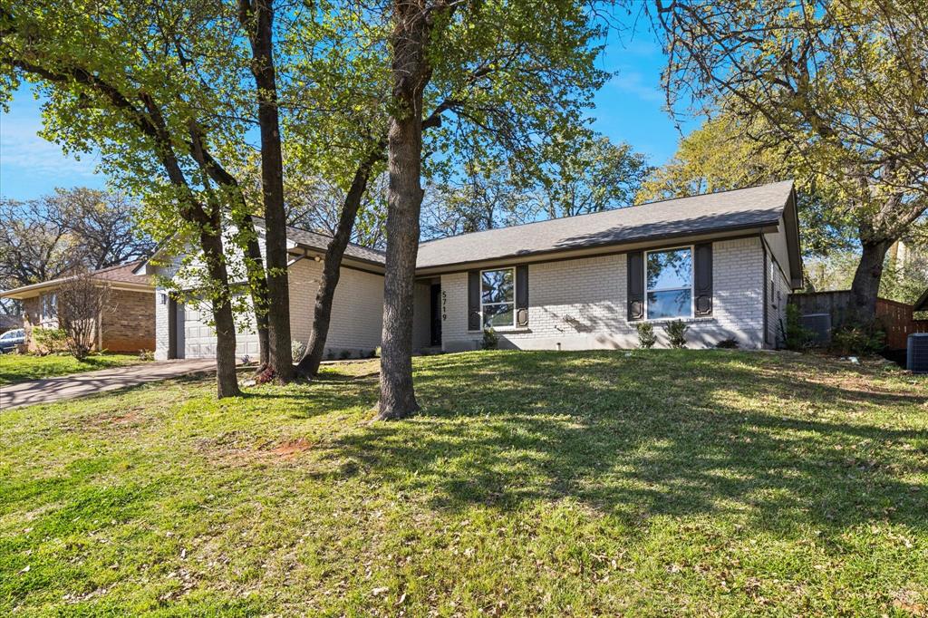 5719 Valley Ridge Court Arlington, TX 76017 - Photo 2 of 27