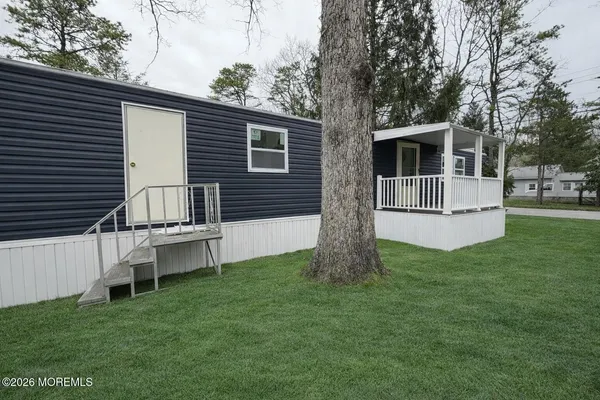 a view of a house with a backyard