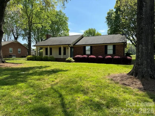 a view of a house with backyard and a backyard