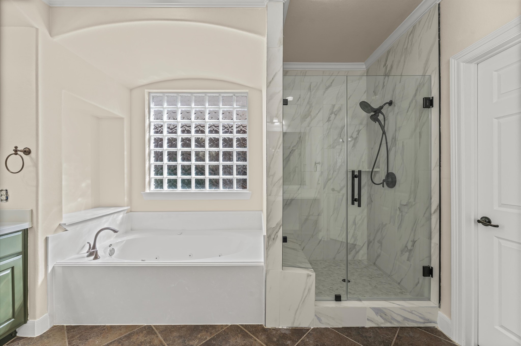 7 North Beech Springs Circle Spring, TX 77389 - Photo 29 of 50 a bathroom with a bathtub and shower