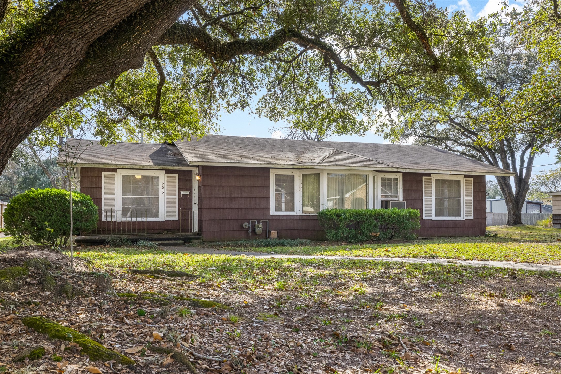 323 Harbert Street Columbus, TX 78934 - Photo 2 of 27