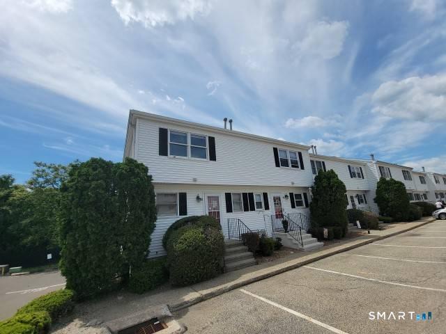 28 Commodore Cmns, Unit 28 Derby, CT 06418 - Photo 2 of 17 a front view of a house with a yard