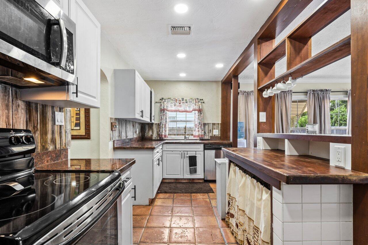 827 Hampton Road West Palm Beach, FL 33405 - Photo 14 of 29 014-827HamptonRoad-WestPalmBeach-FL-3340