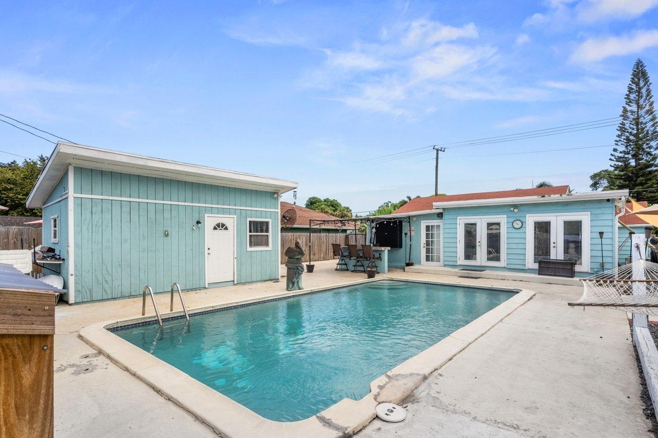 827 Hampton Road West Palm Beach, FL 33405 - Photo 23 of 29 POOL / BACK PATIO