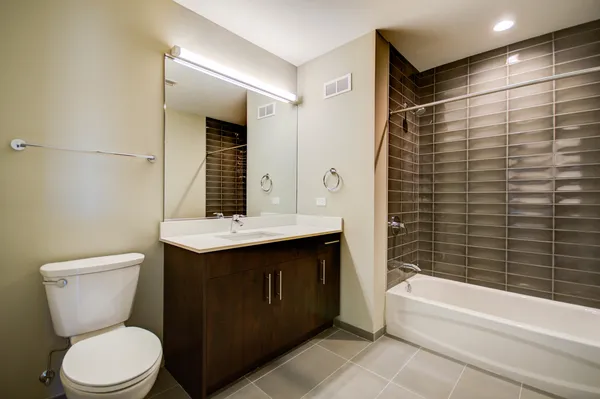 $3,025 | 851 West Grand Avenue, Unit 406, Chicago, IL 60642