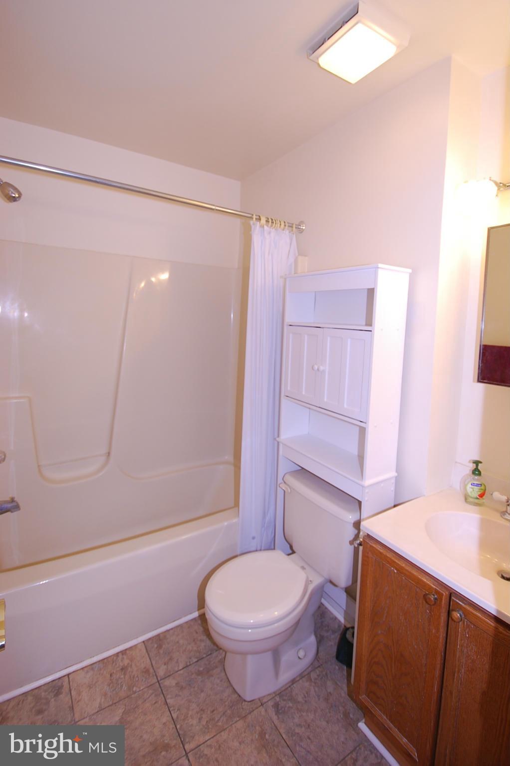 25740 Woodfield Road Damascus, MD 20872 - Photo 16 of 30 Bath (Master)