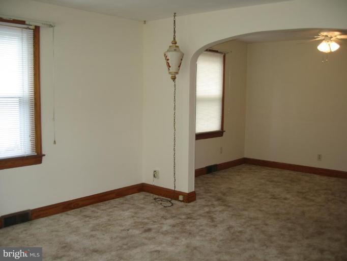 442 Cleveland Road Linthicum Heights, MD 21090 - Photo 8 of 25 Living Room