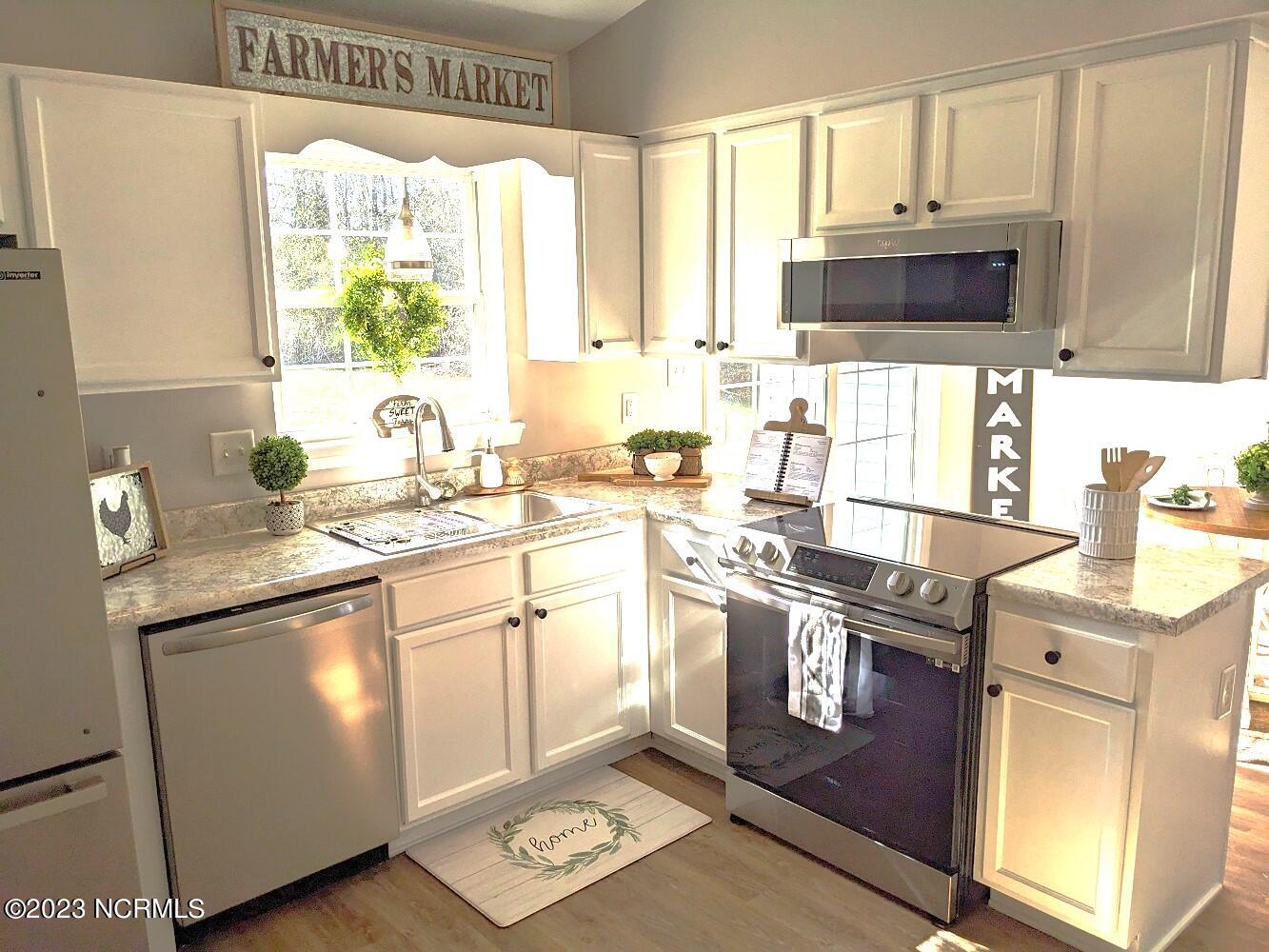 104 Freeport Court Hubert, NC 28539 - Photo 5 of 16 104 FREEPORT KITCHEN 1