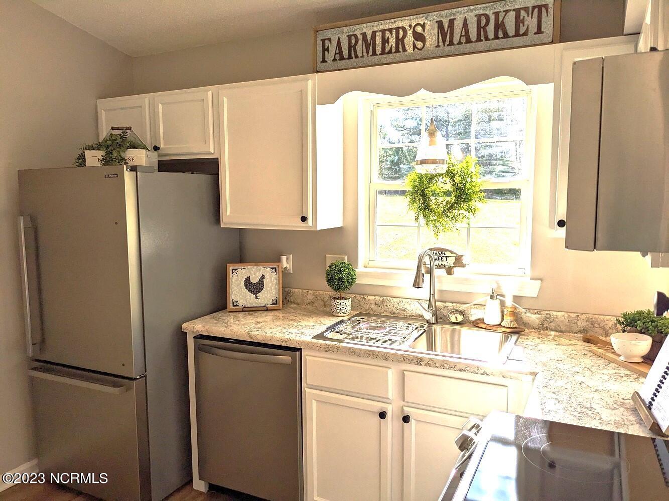 104 Freeport Court Hubert, NC 28539 - Photo 6 of 16 104 FREEPORT KITCHEN 2