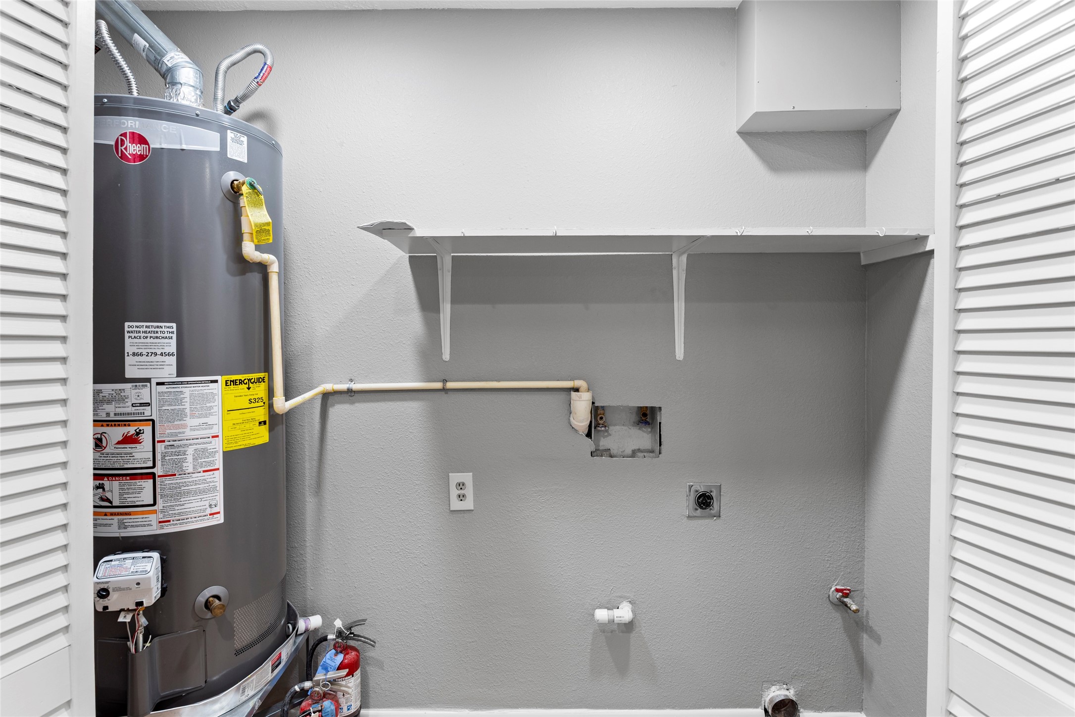 302 South Hardie Street Alvin, TX 77511 - Photo 13 of 16 Laundry / utilities indoors!