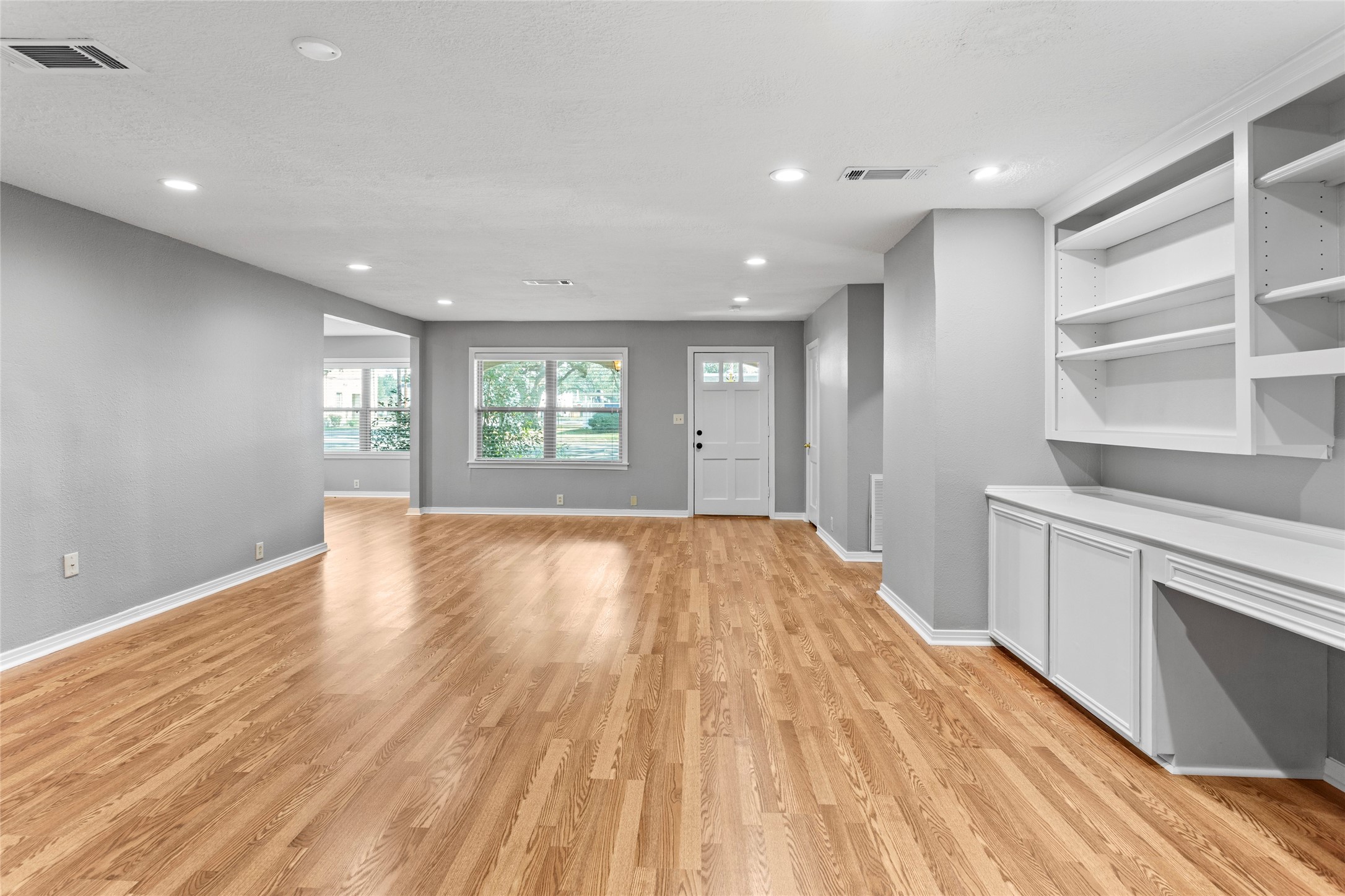302 South Hardie Street Alvin, TX 77511 - Photo 3 of 16 Another view of the living room with built-in's!