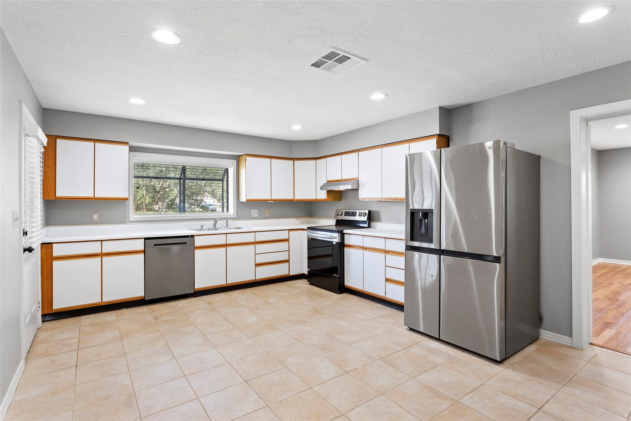 302 South Hardie Street Alvin, TX 77511 - Photo 5 of 16 Kitchen includes fridge!