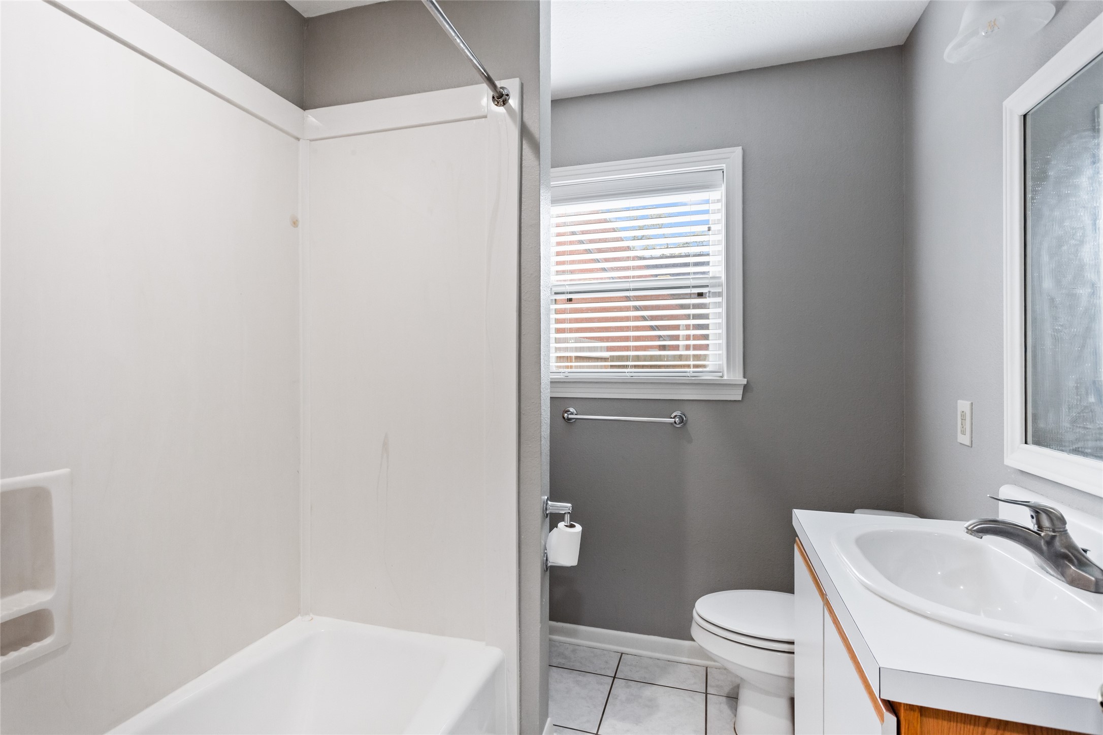 302 South Hardie Street Alvin, TX 77511 - Photo 8 of 16 Primary bathroom.