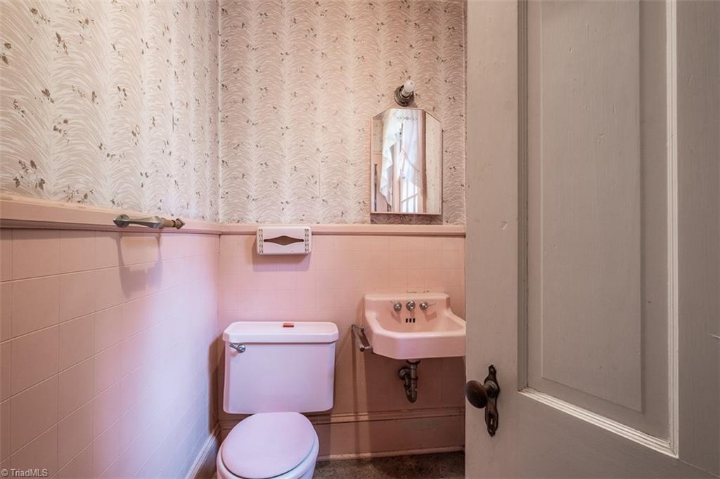 124 Hawthorne Road Elkin, NC 28621 - Photo 19 of 42 Kitchen looking toward breakfast nook.