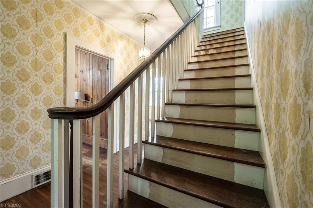 124 Hawthorne Road Elkin, NC 28621 - Photo 20 of 42 Breakfast nook with benches.