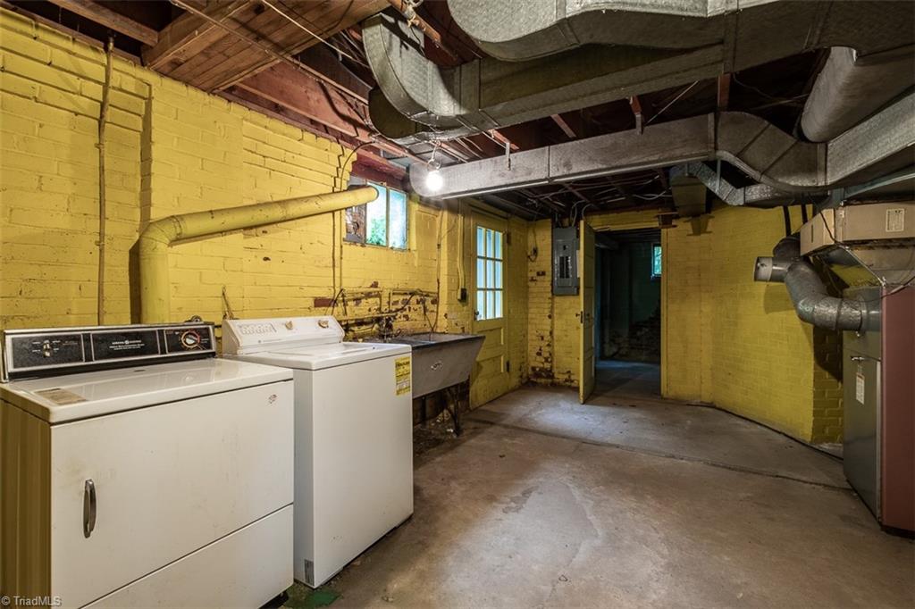 124 Hawthorne Road Elkin, NC 28621 - Photo 31 of 42 Shared full bathroom.