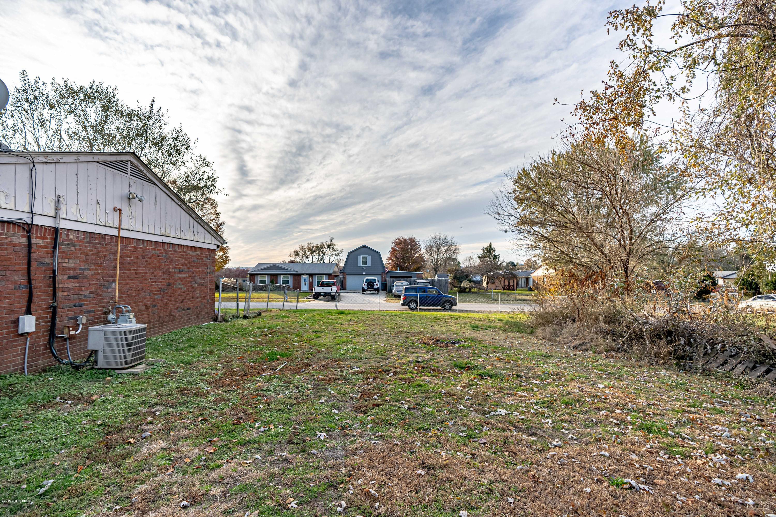 302 Mayflower Road Louisville, KY 40229 - Photo 21 of 33 DSC00055