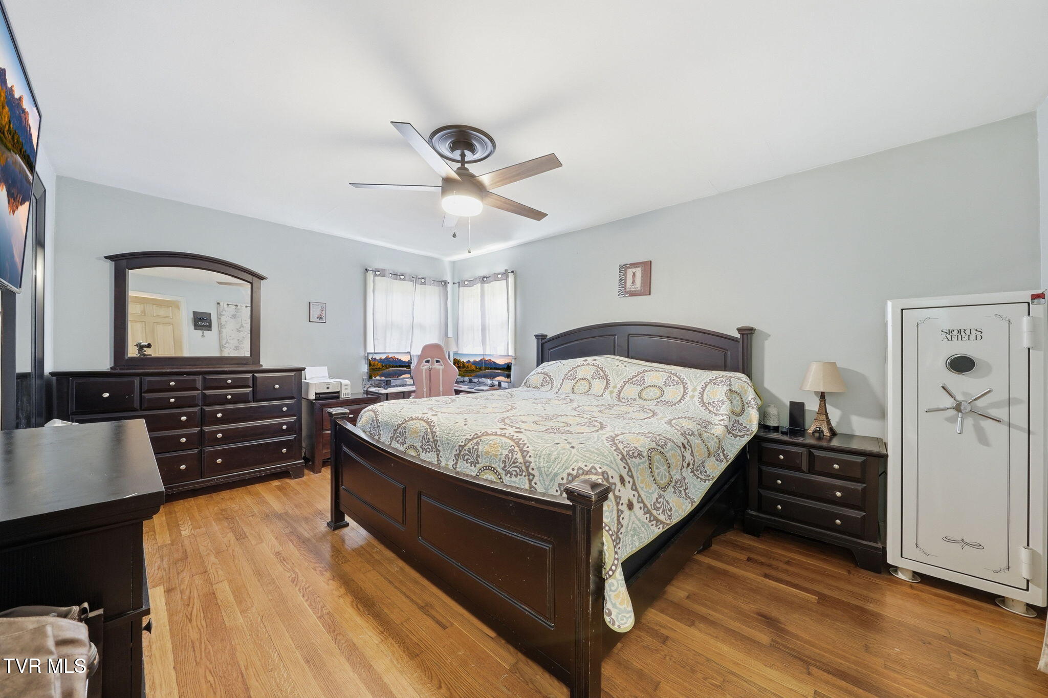 401 Seminole Road Bristol, VA 24201 - Photo 10 of 24 3-web-or-mls-014_JH 20260714-041_with_tv