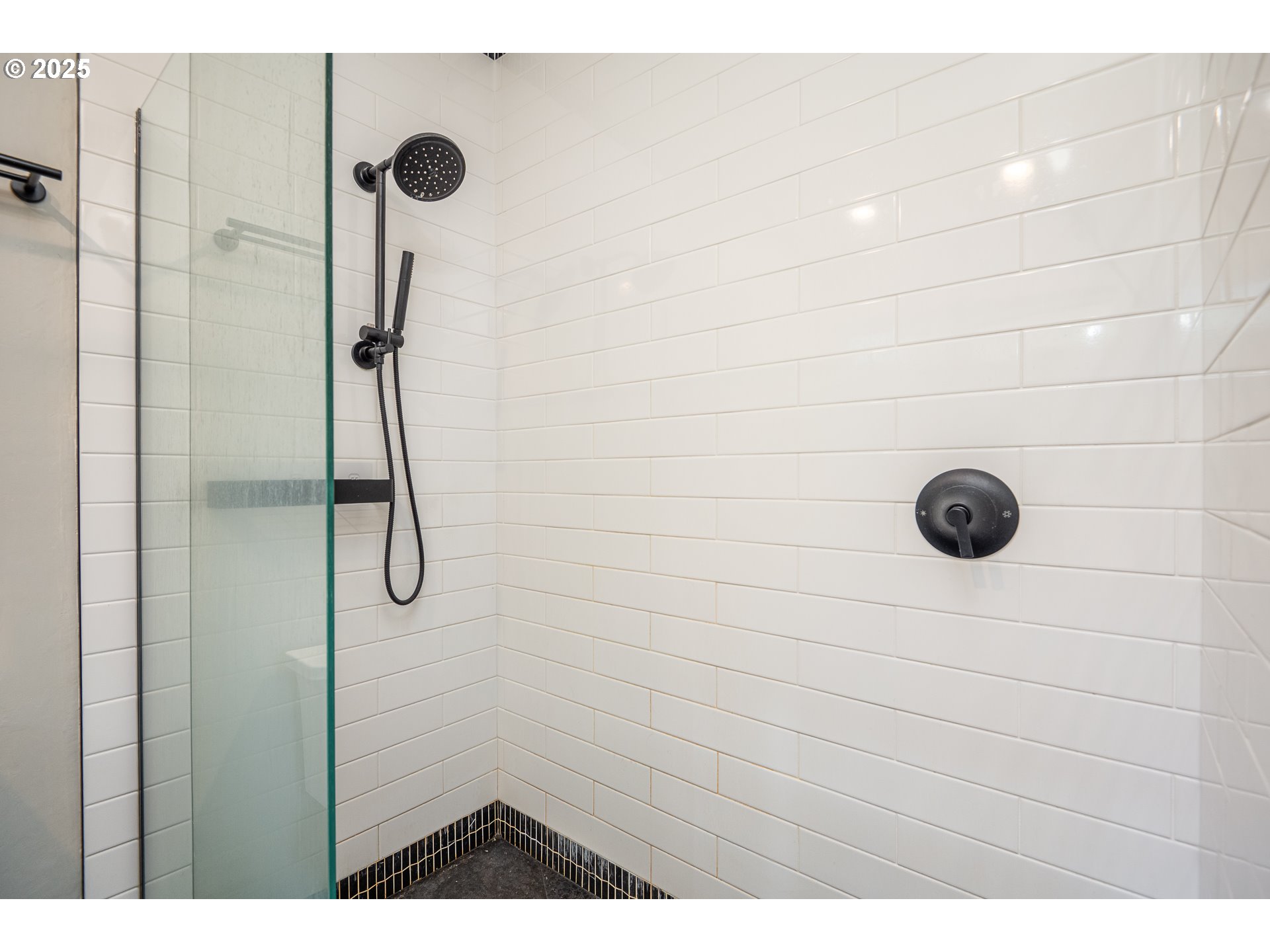 3346 Zane Lane Eugene, OR 97404 - Photo 16 of 47 a bathroom with a shower