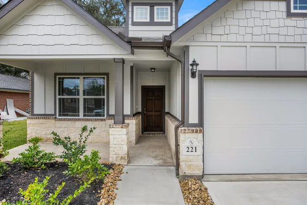 $339,990 | 221 Inwood Drive, West Columbia, TX 77486