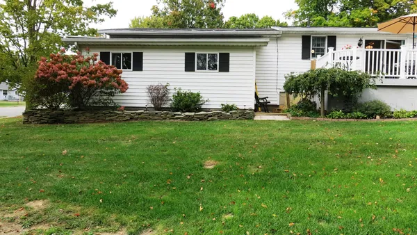 $229,900 | 400 Parkwood Drive, Jonesville, MI 49250