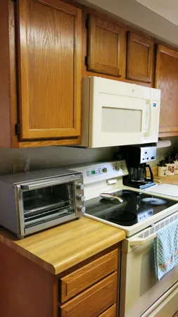 $229,900 | 400 Parkwood Drive, Jonesville, MI 49250