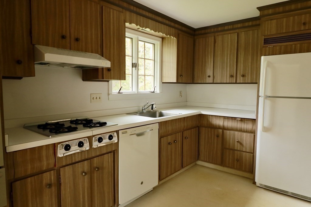 35 Neville Road Framingham, MA 01702 - Photo 10 of 29 Gallery Image 10