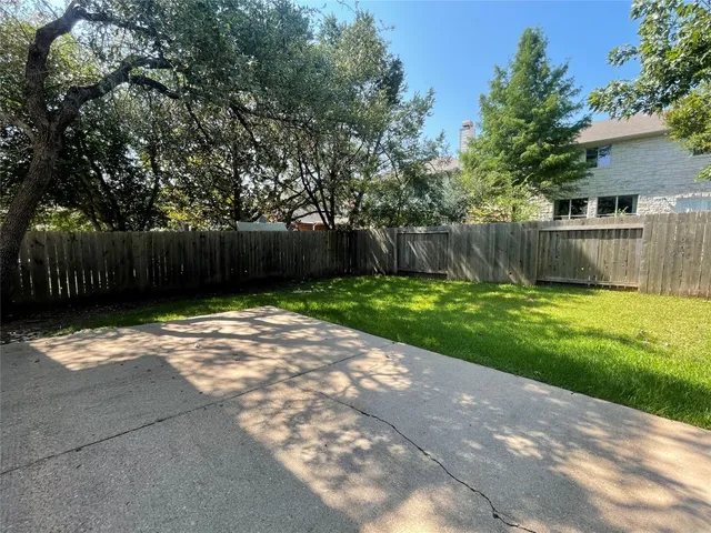 a view of a back yard