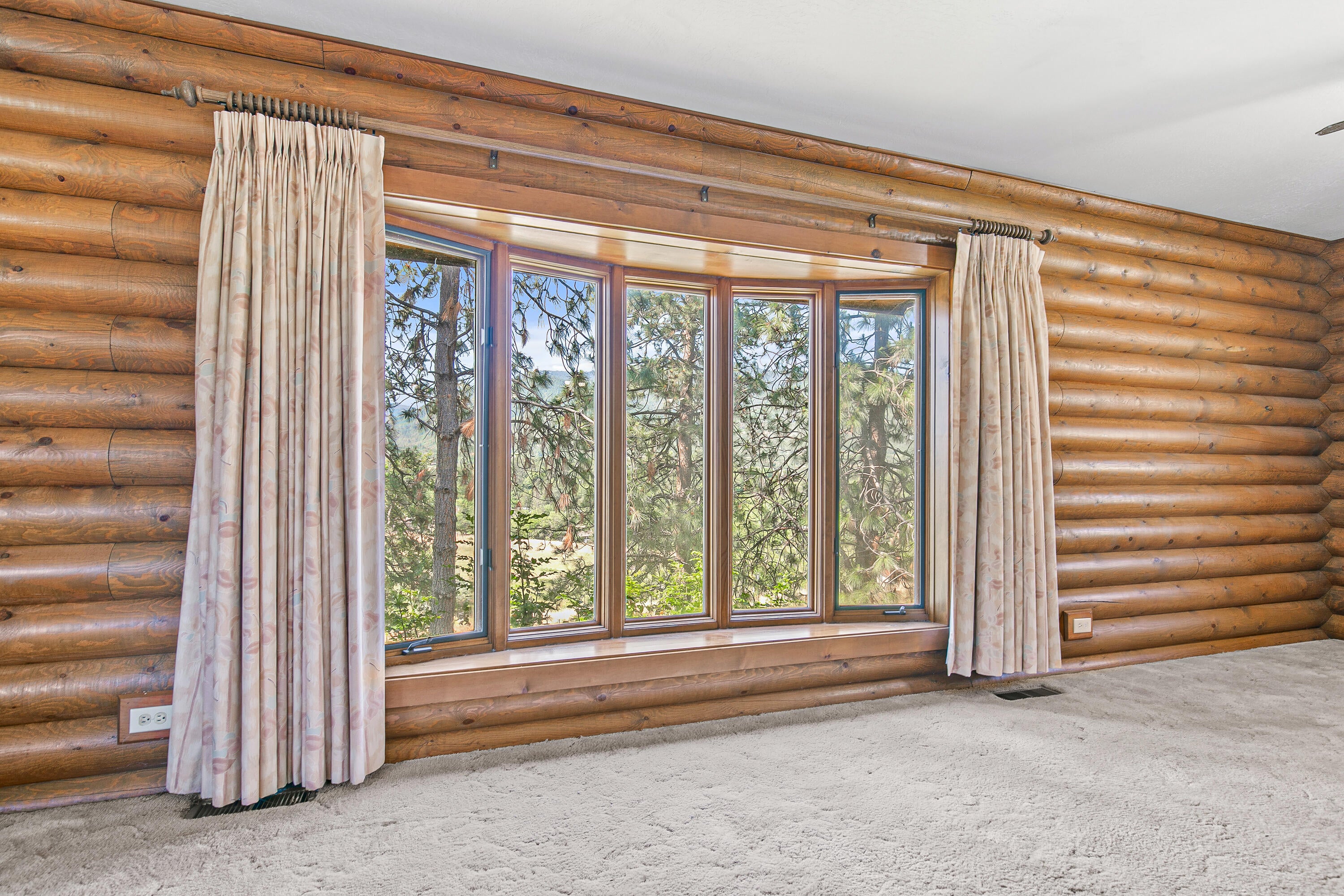 11597 Corp Ranch Road Ashland, OR 97520 - Photo 11 of 57 South-facing bay window
