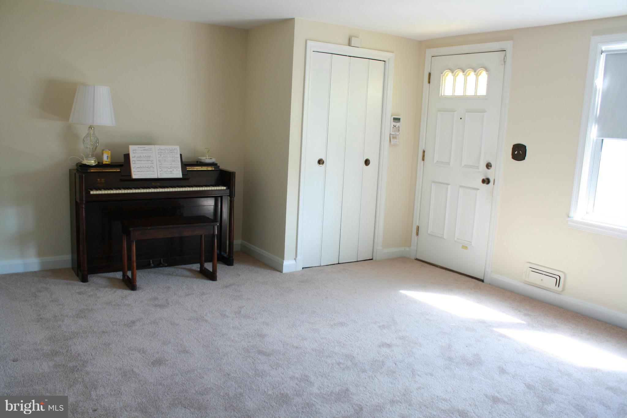 1506 Barrett Road Baltimore, MD 21207 - Photo 3 of 30 Living Room