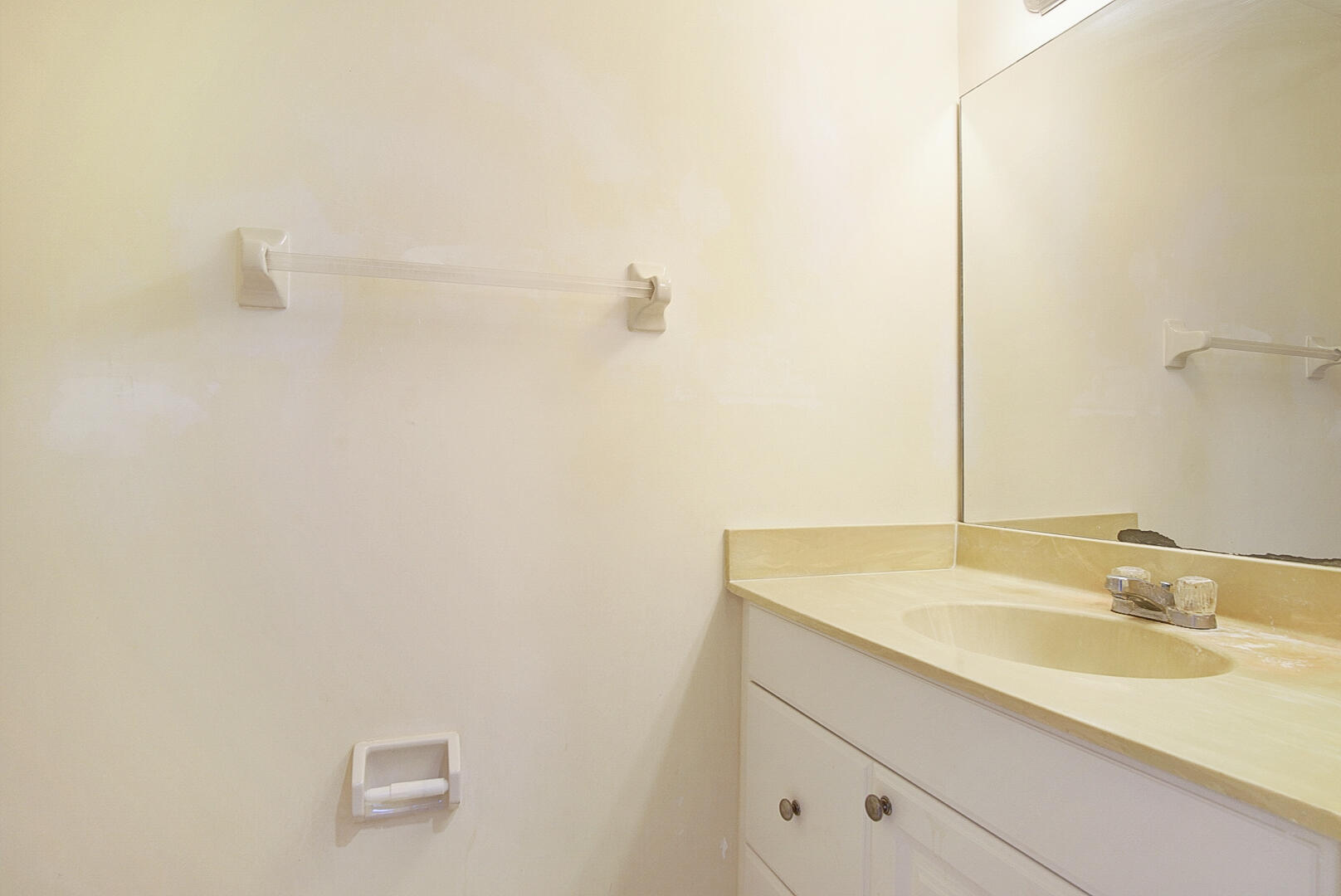 2060 Colonial Road, Unit 2 Fort Pierce, FL 34950 - Photo 13 of 30 Photo Apr 26 2025, 10 12 17 AM