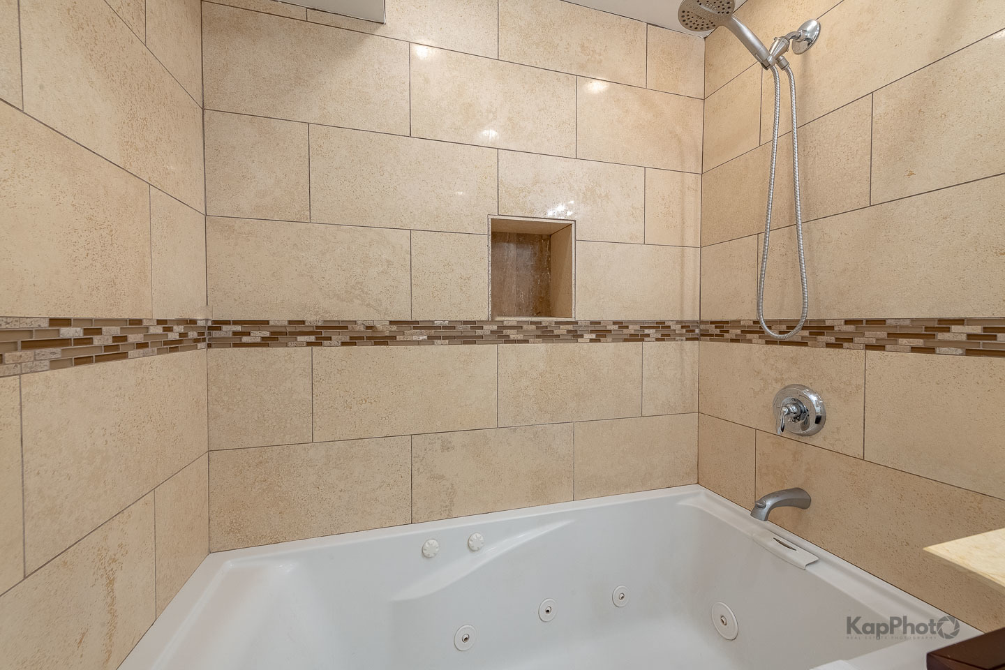 3639 North Troy Street, Unit 2 Chicago, IL 60618 - Photo 23 of 30 a bathroom with a bathtub