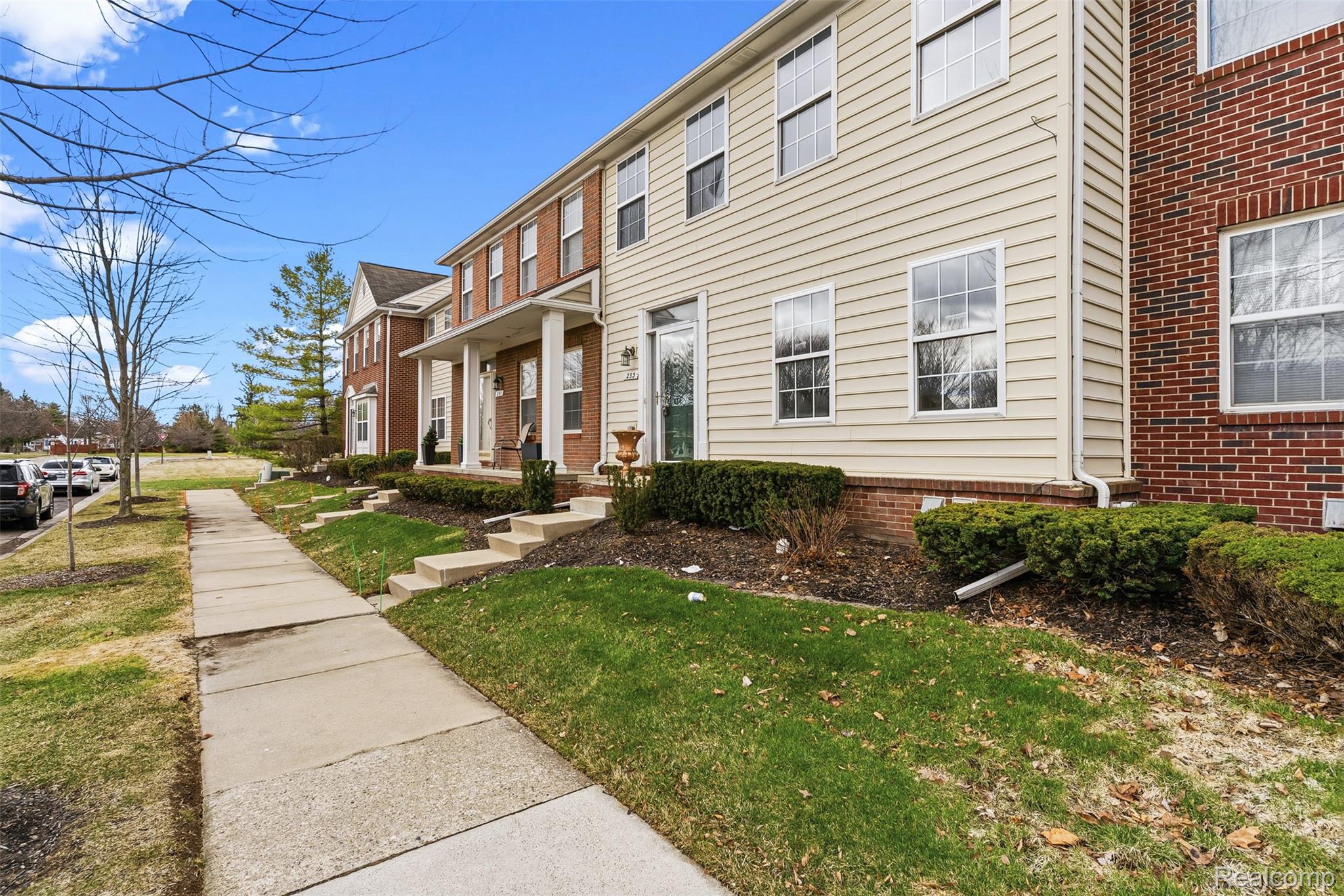 253 Stonegate West Pontiac, MI 48341 - Photo 4 of 40