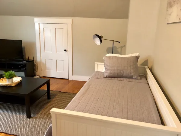 $2,500 | 96 Rhode Island Avenue, Unit 5, Newport, RI 02840