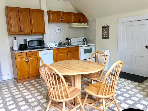 $2,500 | 96 Rhode Island Avenue, Unit 5, Newport, RI 02840