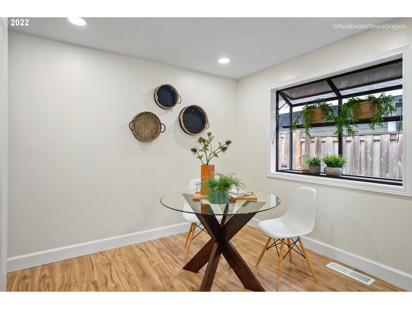 11280 Southwest Viewmount Court Tigard, OR 97223 - Photo 14 of 31 a view of kitchen with a table and a chair