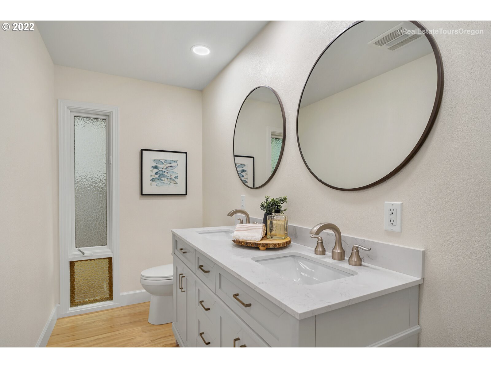 11280 Southwest Viewmount Court Tigard, OR 97223 - Photo 21 of 31 a bathroom with a toilet a sink and a mirror