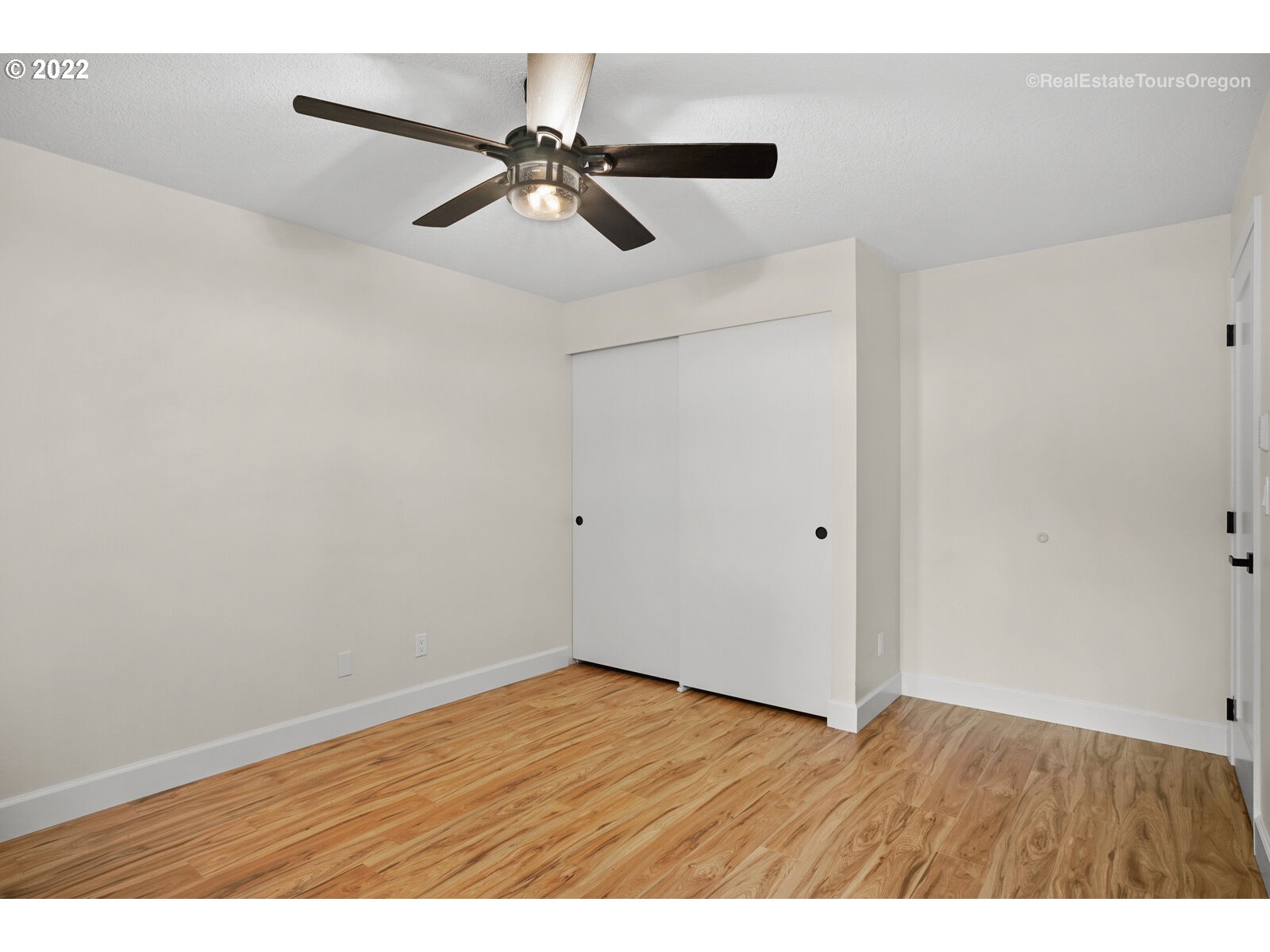 11280 Southwest Viewmount Court Tigard, OR 97223 - Photo 23 of 31 a view of empty room with wooden floor